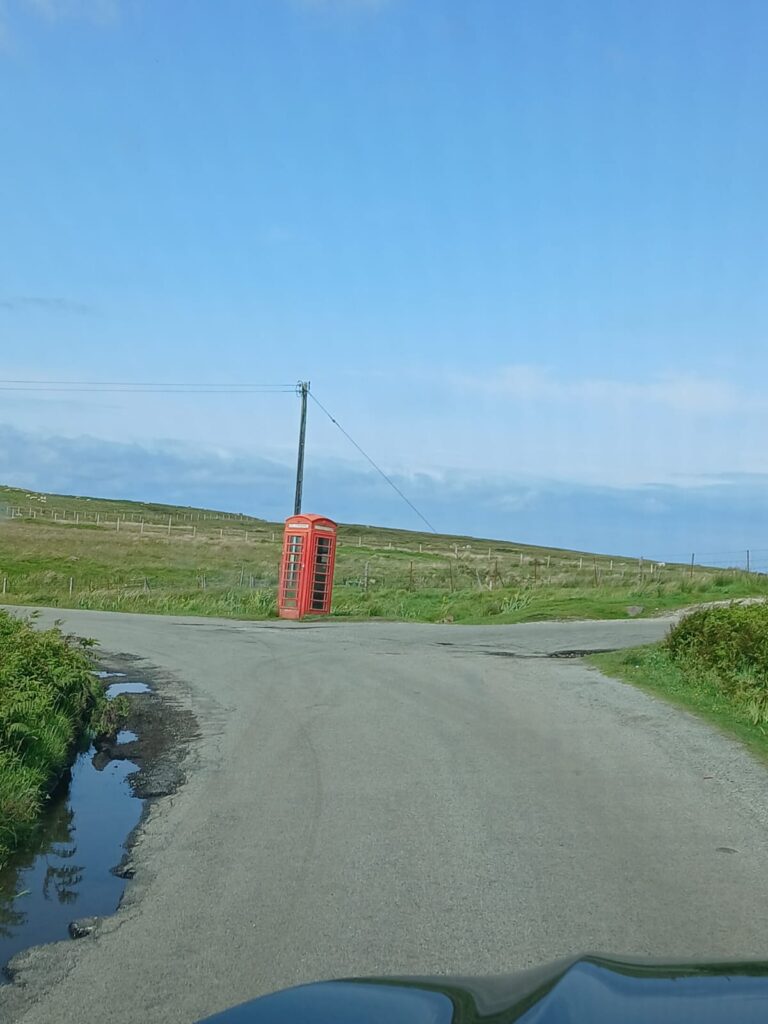 Telefonzelle in den schottischen Highlands