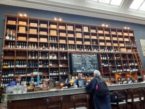 Le Di-Vin in Edinburgh Weinregal